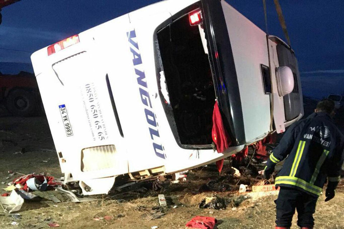 Yolcu otobüsü devrildi: 2 ölü 22 yaralı